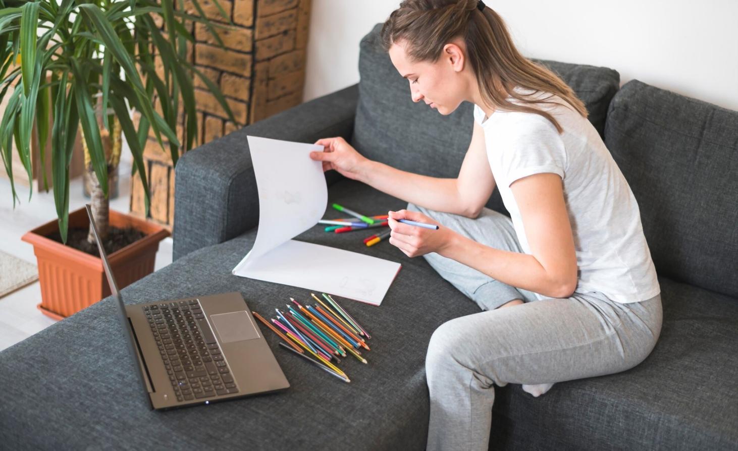 Studenti durante una sessione pratica di coding